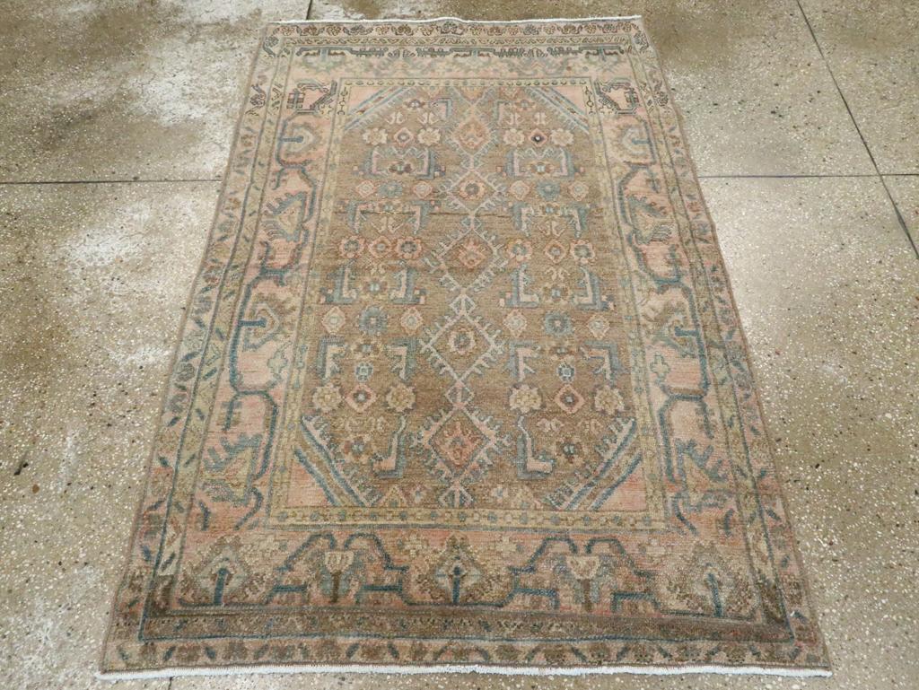 Dieser persische Malayer-Teppich aus der Mitte des 20. Jahrhunderts mit den Maßen 3' 8