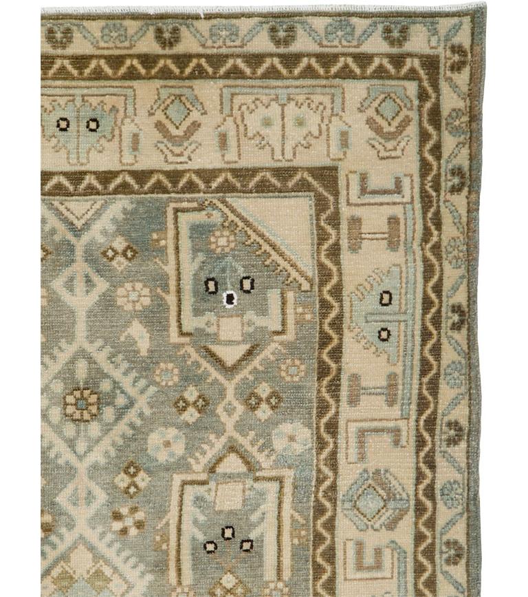 Dieser persische Malayer-Teppich aus der Mitte des 20. Jahrhunderts mit den Maßen 3' 8