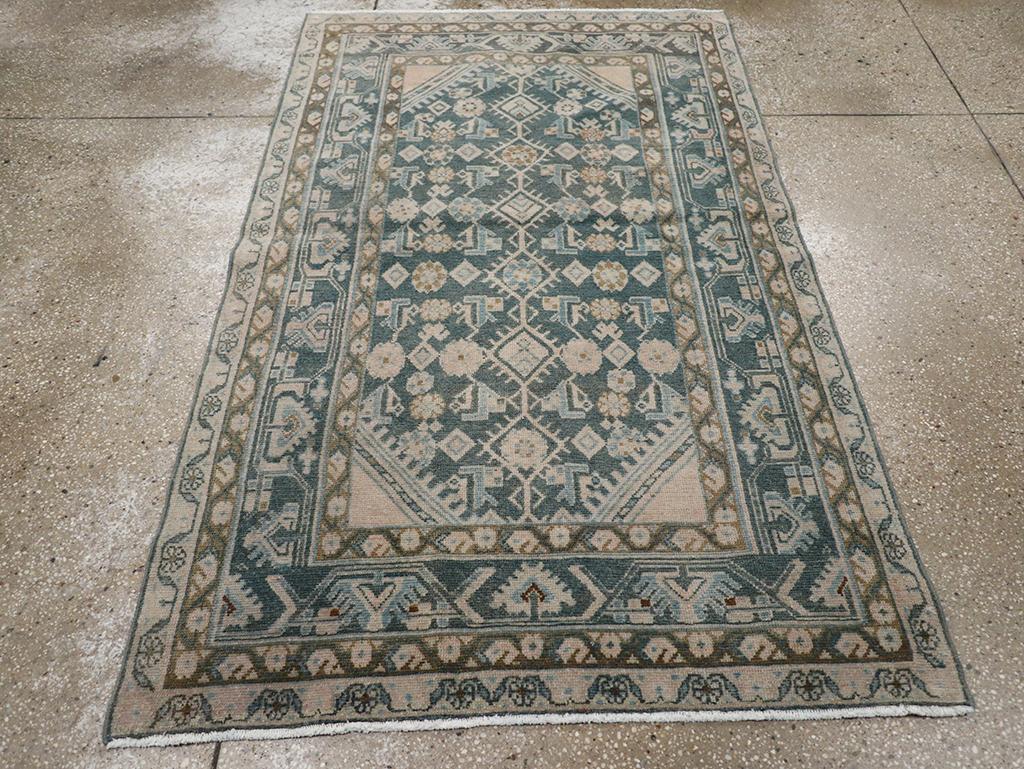 Dieser persische Malayer-Teppich aus der Mitte des 20. Jahrhunderts mit den Maßen 3' 8