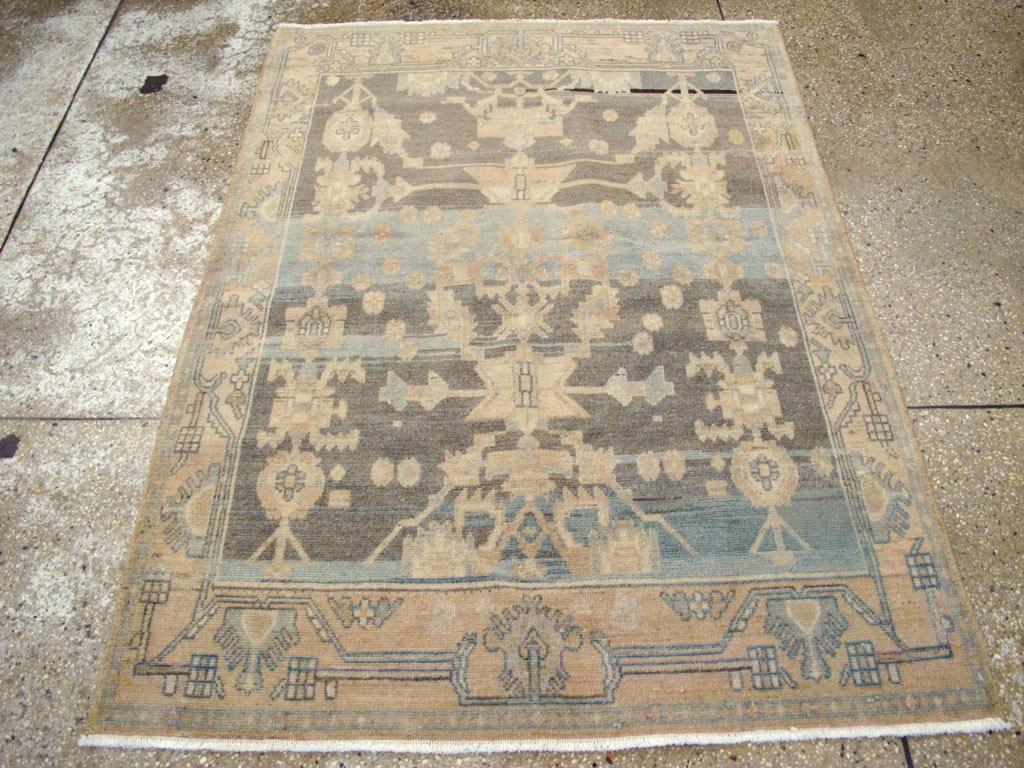 Dieser persische Malayer-Teppich aus der Mitte des 20. Jahrhunderts mit den Maßen 3' 9