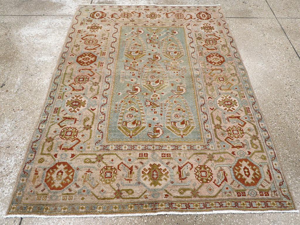 Dieser persische Malayer-Teppich aus der Mitte des 20. Jahrhunderts mit den Maßen 3' 9