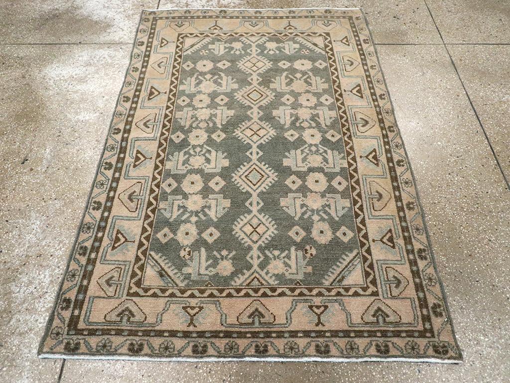 Dieser persische Malayer-Teppich aus der Mitte des 20. Jahrhunderts mit den Maßen 3' 9