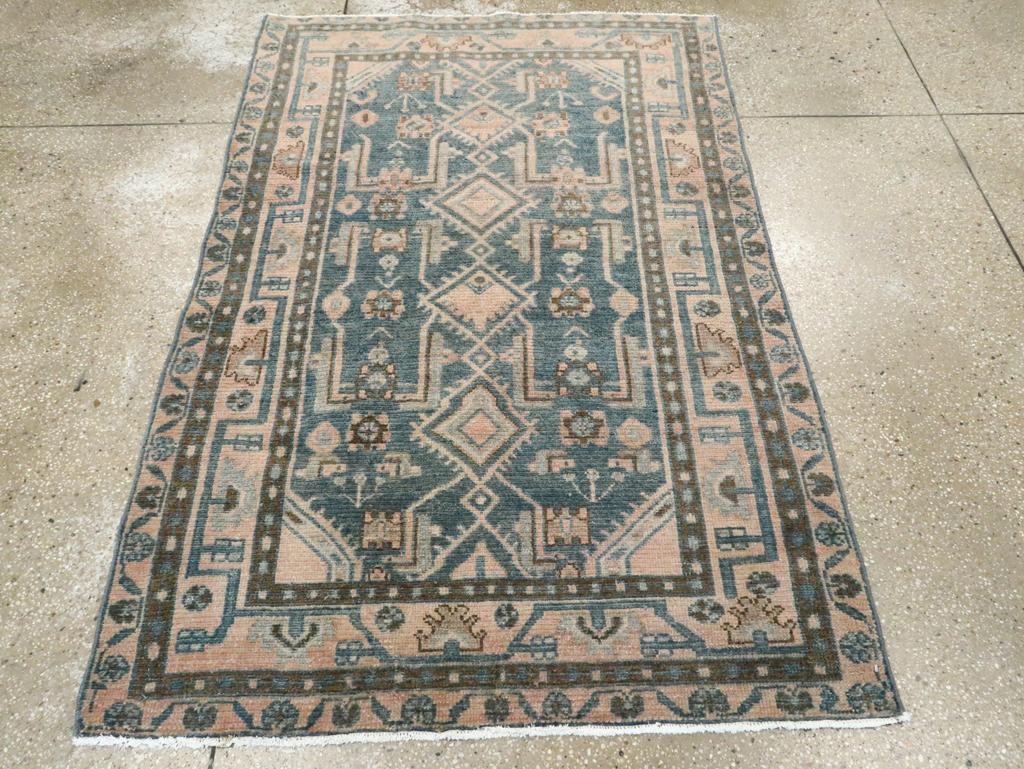 Questo tappeto persiano Malayer della metà del XX secolo, che misura 3' 9