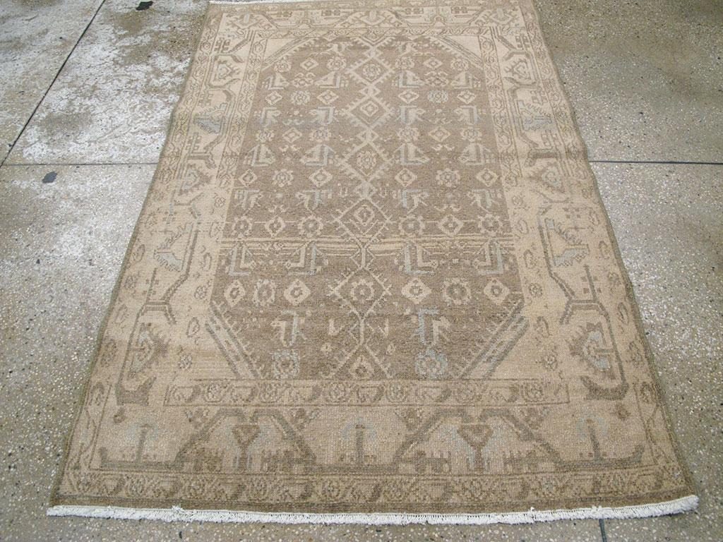 Dieser persische Malayer-Teppich aus der Mitte des 20. Jahrhunderts mit den Maßen 3' 9