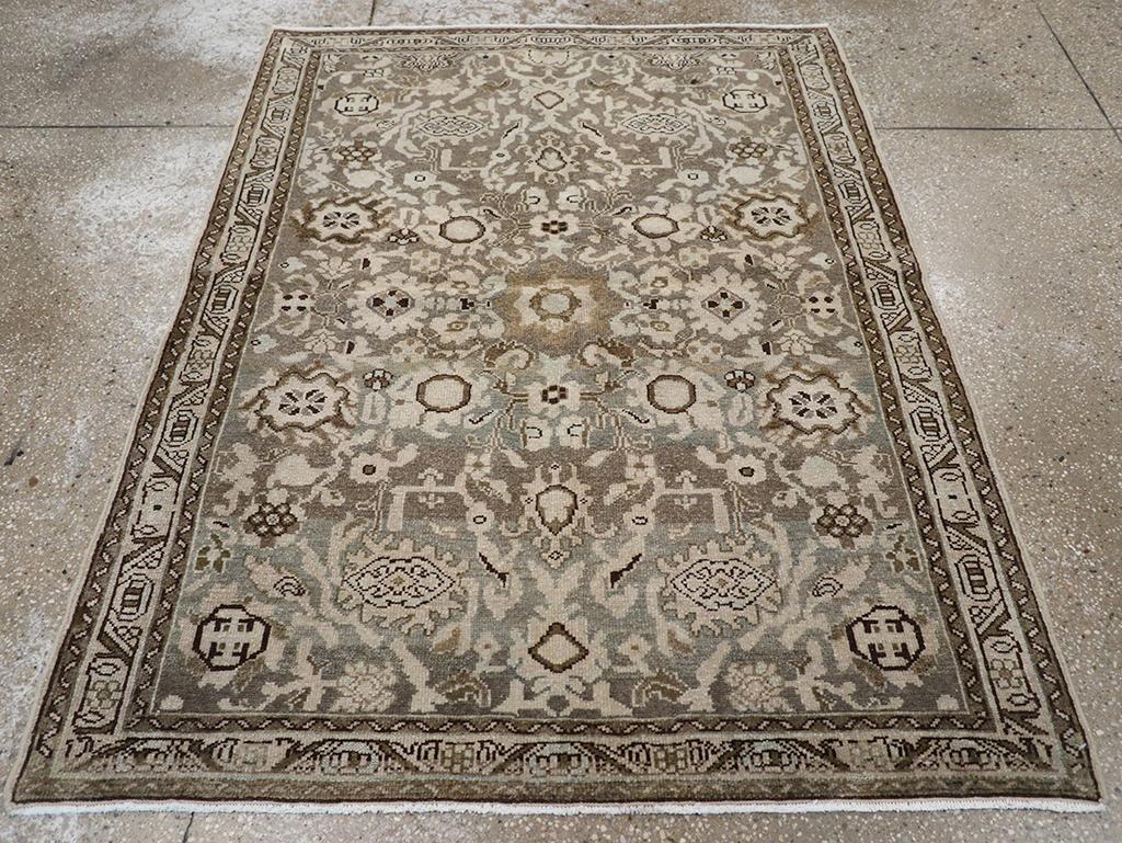 Dieser persische Malayer-Teppich aus der Mitte des 20. Jahrhunderts mit den Maßen 3'10