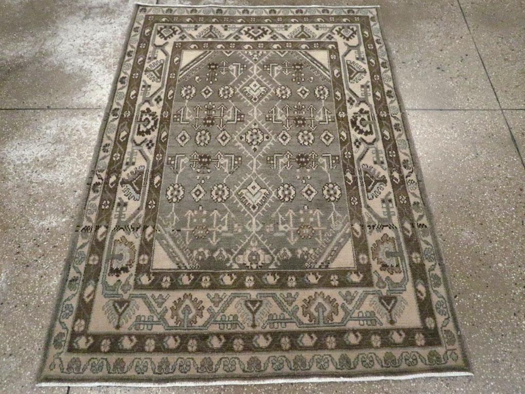 Dieser persische Malayer-Teppich aus der Mitte des 20. Jahrhunderts mit den Maßen 3' 10