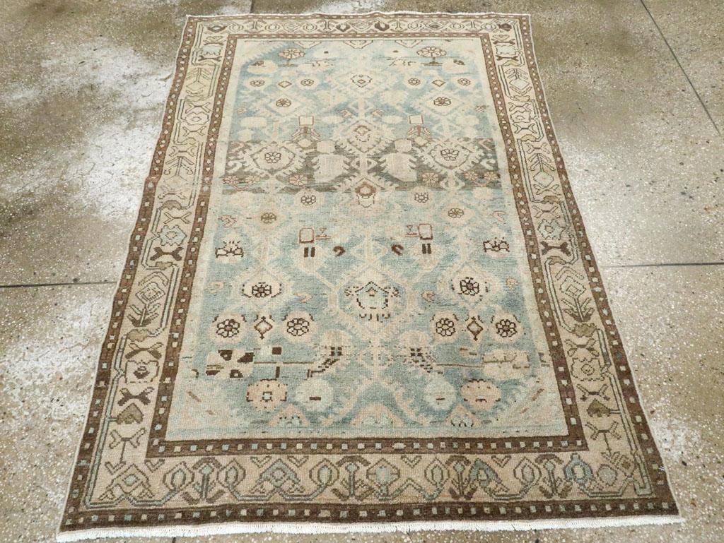 Dieser persische Malayer-Teppich aus der Mitte des 20. Jahrhunderts mit den Maßen 3'10