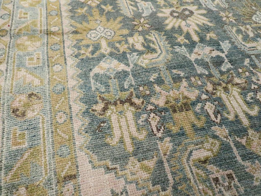 Persiano Galerie Shabab Collection Tappeto da lancio persiano Malayer della metà del XX secolo in vendita