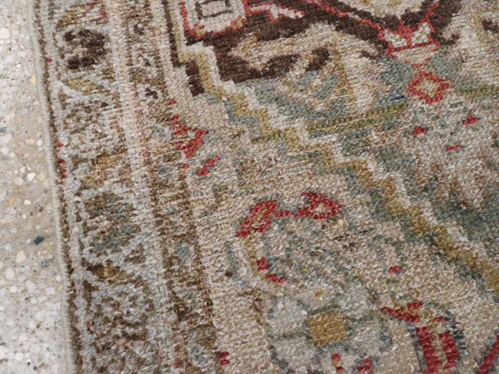 Persiano Galerie Shabab Collection Tappeto da lancio persiano Malayer della metà del XX secolo in vendita