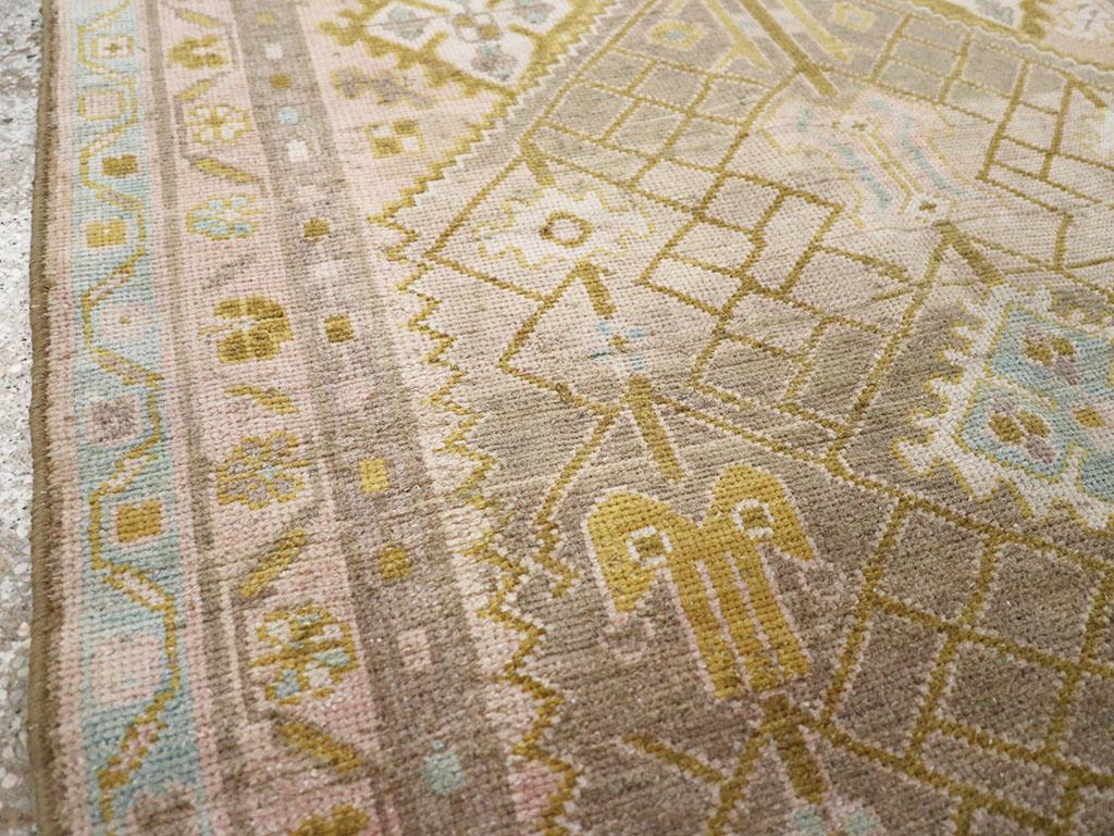 Persiano Galerie Shabab Collection Tappeto da lancio persiano Malayer della metà del XX secolo in vendita