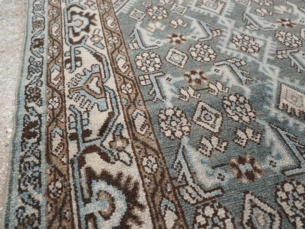 Persiano Galerie Shabab Collection Tappeto da lancio persiano Malayer della metà del XX secolo in vendita
