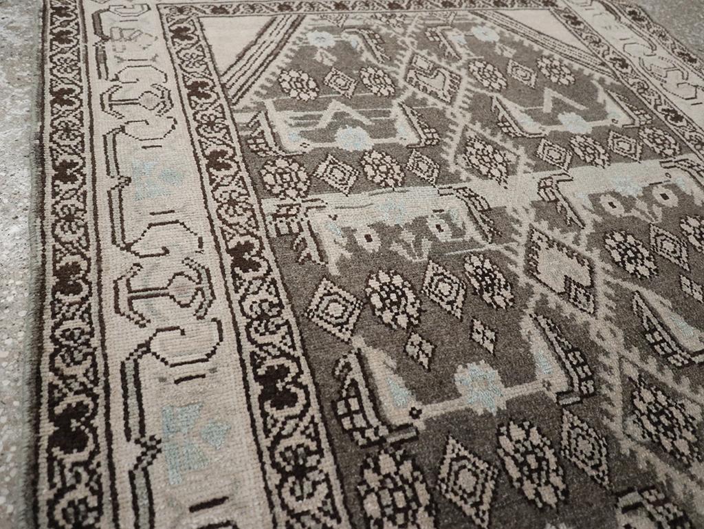 Persiano Galerie Shabab Collection Tappeto da lancio persiano Malayer della metà del XX secolo in vendita