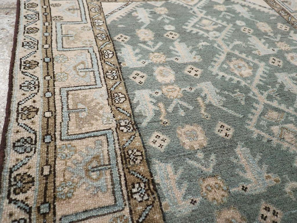 Persiano Galerie Shabab Collection Tappeto da lancio persiano Malayer della metà del XX secolo in vendita