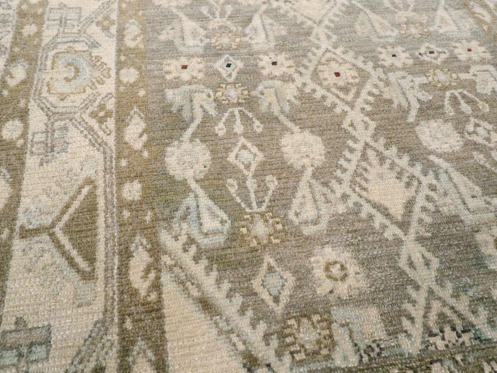 Persiano Galerie Shabab Collection Tappeto da lancio persiano Malayer della metà del XX secolo in vendita