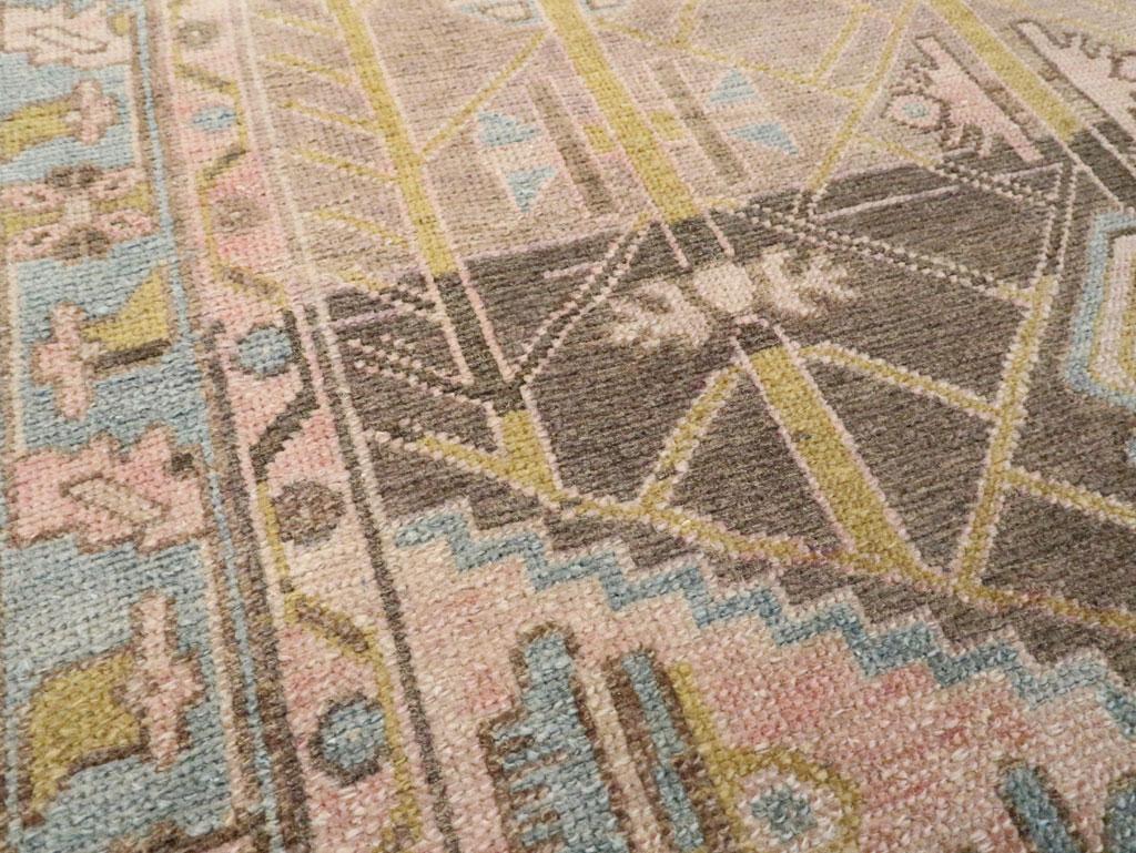 Persiano Galerie Shabab Collection Tappeto da lancio persiano Malayer della metà del XX secolo in vendita
