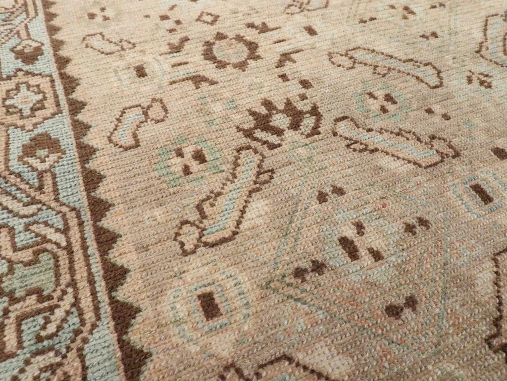 Persiano Galerie Shabab Collection Tappeto da lancio persiano Malayer della metà del XX secolo in vendita
