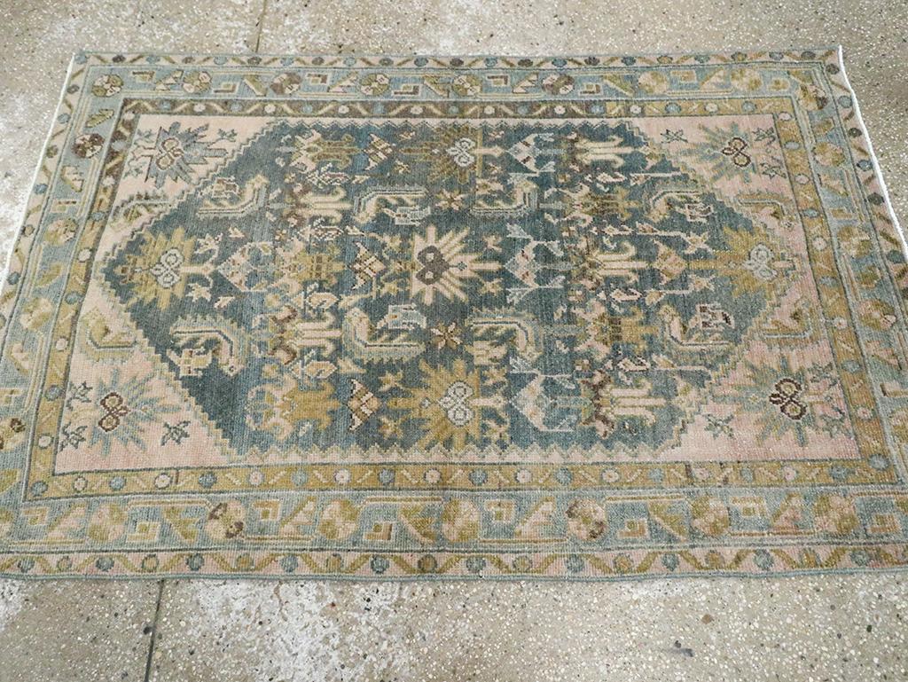 Annodato a mano Galerie Shabab Collection Tappeto da lancio persiano Malayer della metà del XX secolo in vendita