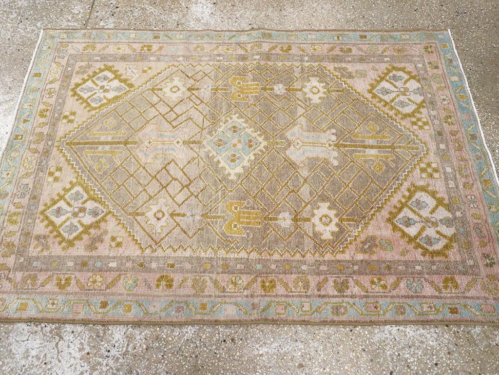 Annodato a mano Galerie Shabab Collection Tappeto da lancio persiano Malayer della metà del XX secolo in vendita
