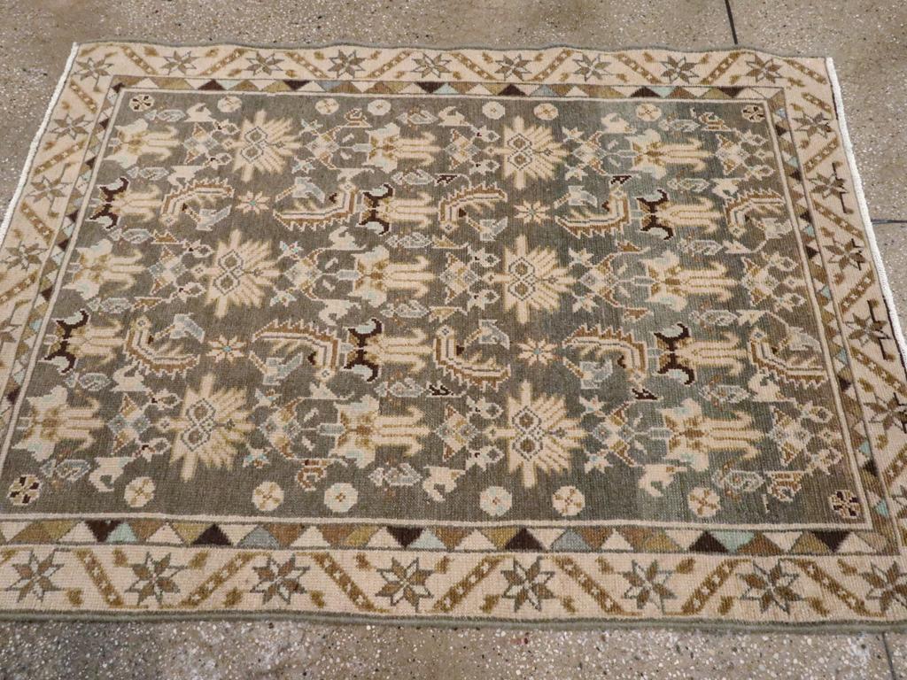 Annodato a mano Galerie Shabab Collection Tappeto da lancio persiano Malayer della metà del XX secolo in vendita