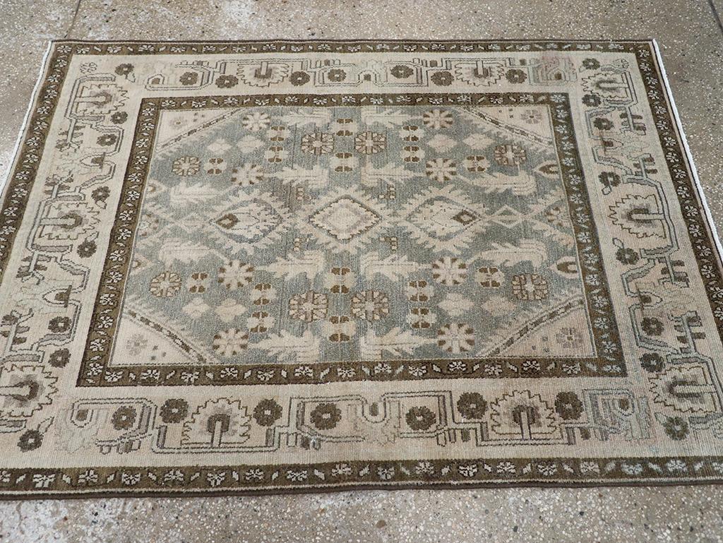 Galerie Shabab Collection Mid-20th Century Persian Malayer Throw Rug (Handgeknüpft) im Angebot
