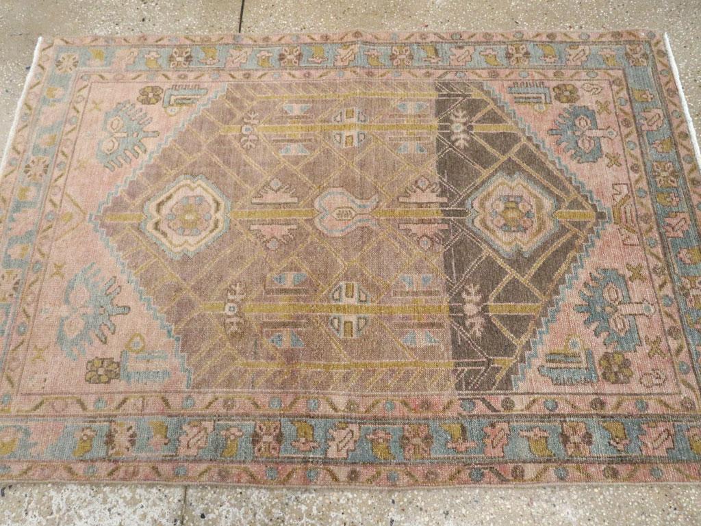 Annodato a mano Galerie Shabab Collection Tappeto da lancio persiano Malayer della metà del XX secolo in vendita