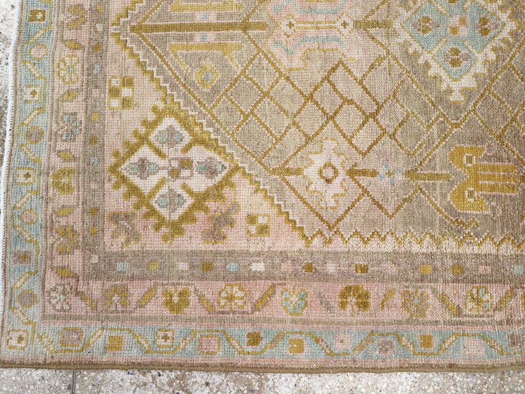 Galerie Shabab Collection Tappeto da lancio persiano Malayer della metà del XX secolo In condizioni ottime in vendita a New York, NY