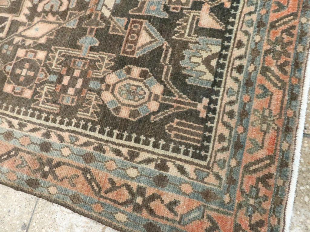 Galerie Shabab Collection Mitte des 20. Jahrhunderts Persischer Malayer Wurfteppich im Angebot 1