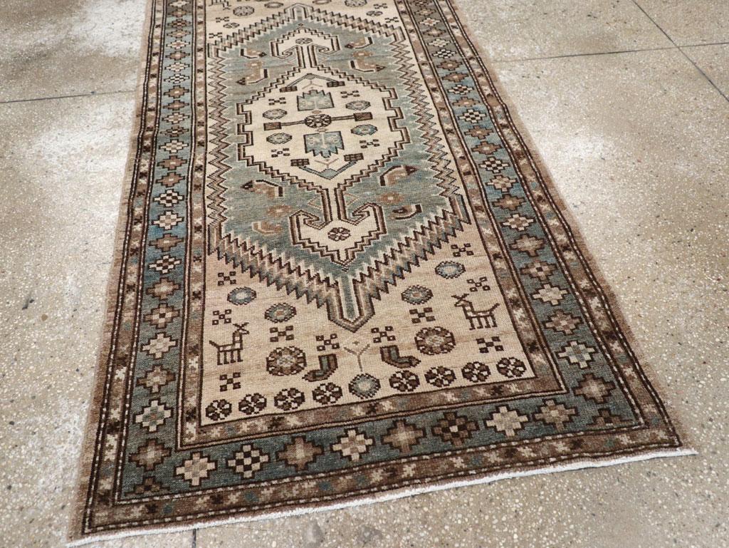 Galerie Shabab Collection Mitte des 20. Jahrhunderts Persischer Malayer Wurfteppich im Angebot 1