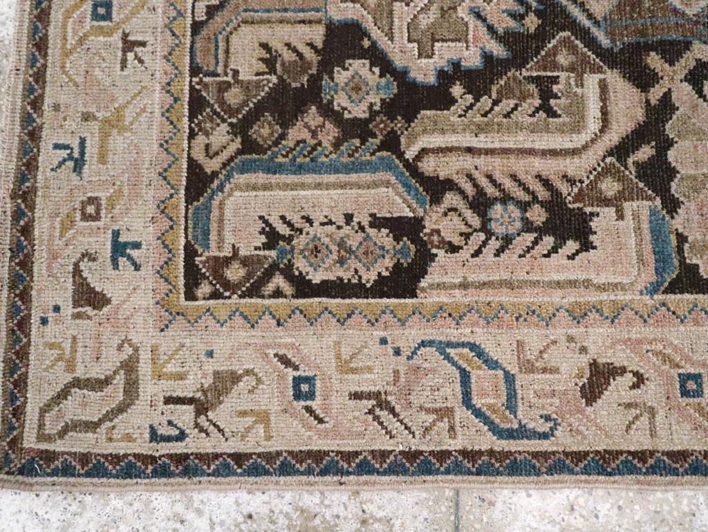 Galerie Shabab Collection Mitte des 20. Jahrhunderts Persischer Malayer Wurfteppich im Angebot 1