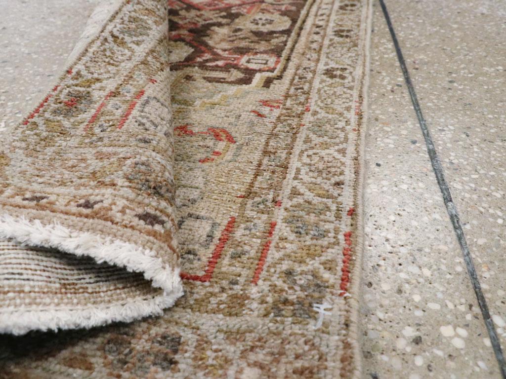 Lana Galerie Shabab Collection Tappeto da lancio persiano Malayer della metà del XX secolo in vendita