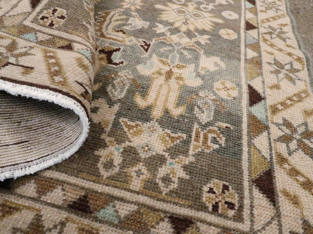 Lana Galerie Shabab Collection Tappeto da lancio persiano Malayer della metà del XX secolo in vendita