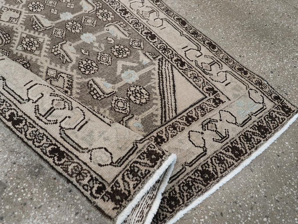 Lana Galerie Shabab Collection Tappeto da lancio persiano Malayer della metà del XX secolo in vendita