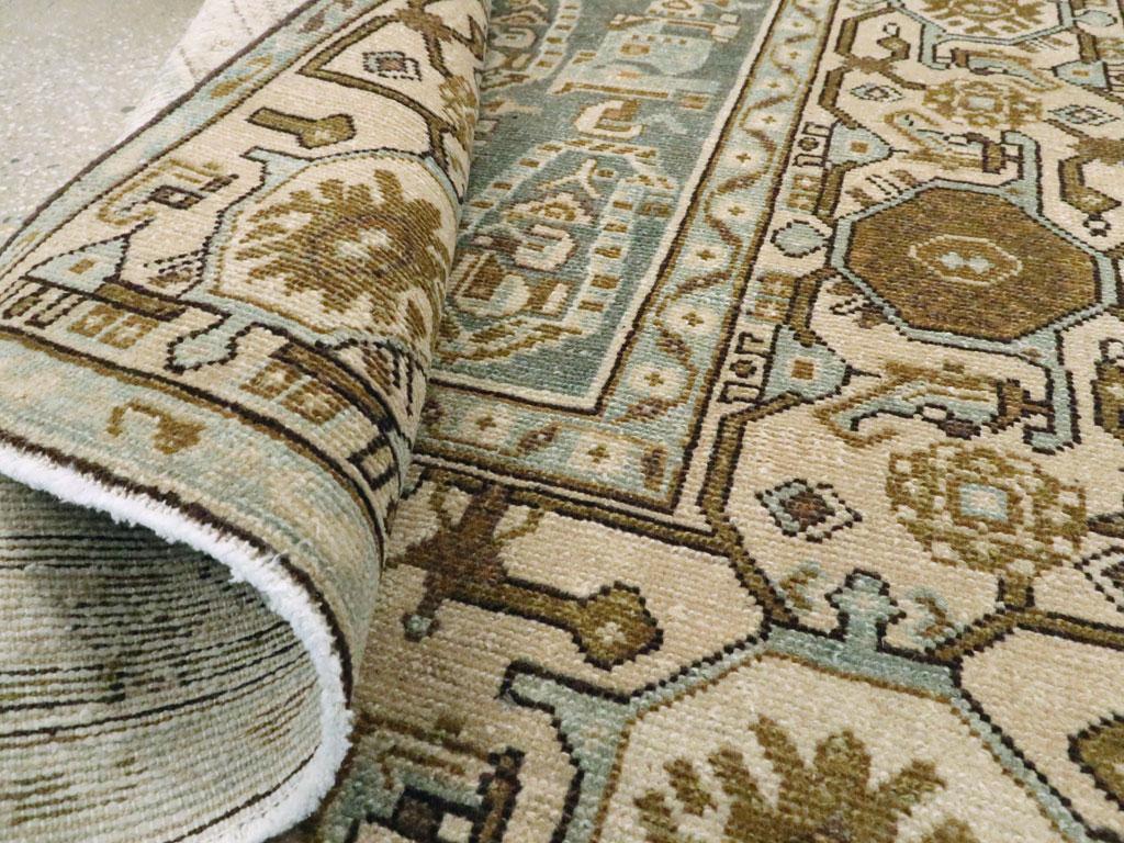 Galerie Shabab Collection Mitte des 20. Jahrhunderts Persischer Malayer Wurfteppich im Angebot 1