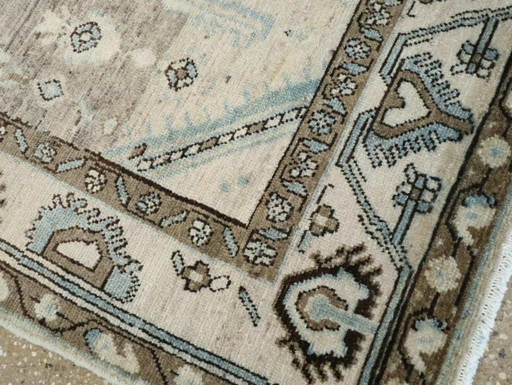 Galerie Shabab Collection Mitte des 20. Jahrhunderts Persischer Malayer Wurfteppich im Angebot 1