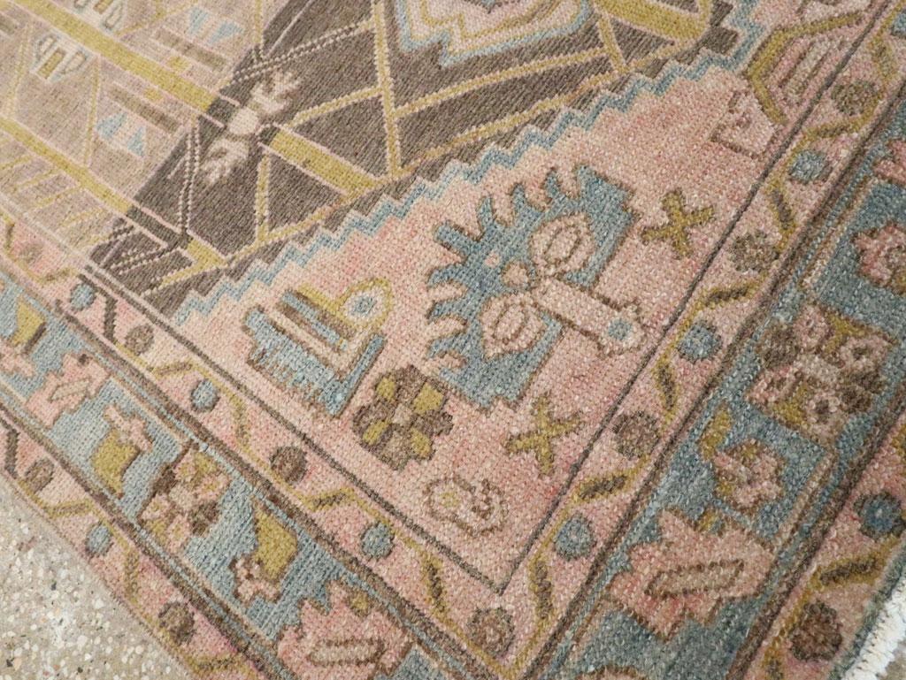 Lana Galerie Shabab Collection Tappeto da lancio persiano Malayer della metà del XX secolo in vendita