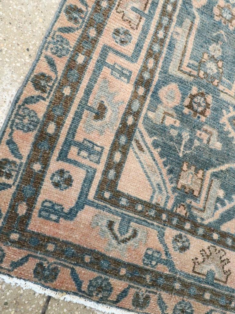 Lana Galerie Shabab Collection Tappeto da lancio persiano Malayer della metà del XX secolo in vendita