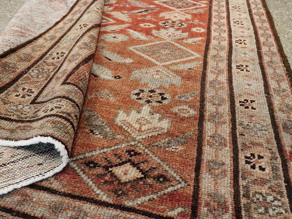 Galerie Shabab Collection Tappeto da lancio persiano Malayer della metà del XX secolo in vendita 1