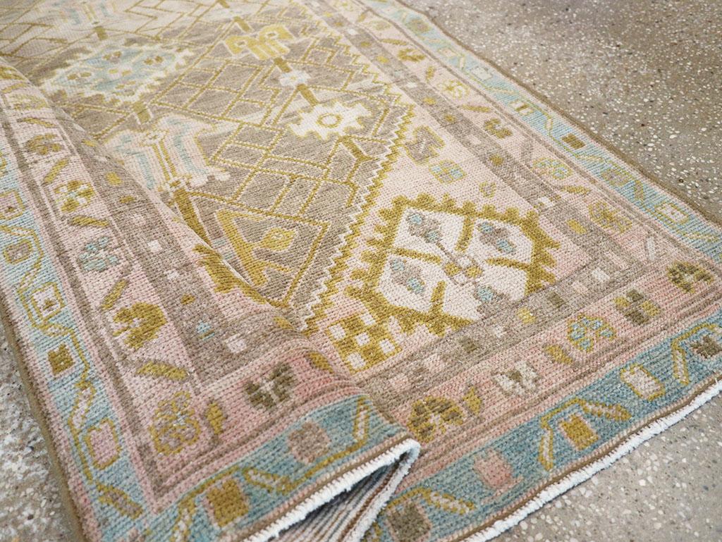 Galerie Shabab Collection Tappeto da lancio persiano Malayer della metà del XX secolo in vendita 1