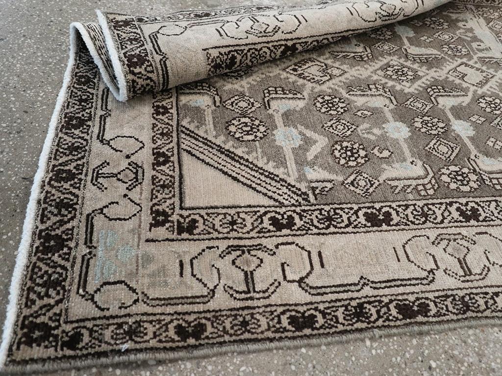 Galerie Shabab Collection Tappeto da lancio persiano Malayer della metà del XX secolo in vendita 1