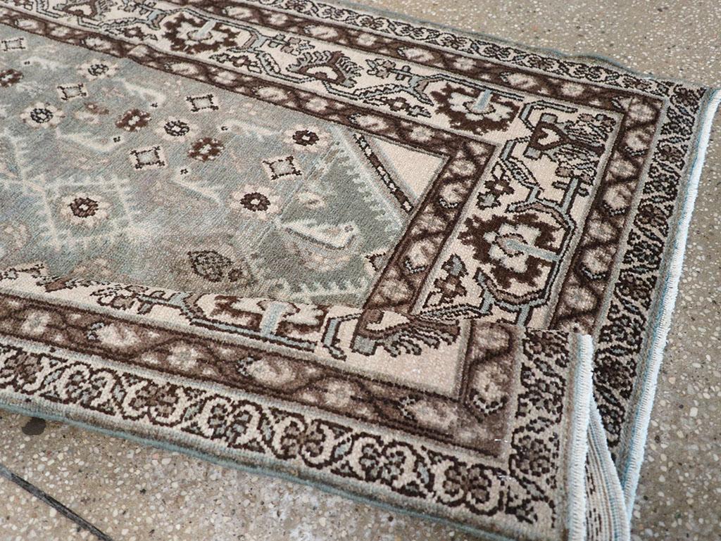 Galerie Shabab Collection Mid-20th Century Persian Malayer Throw Rug (Wolle) im Angebot