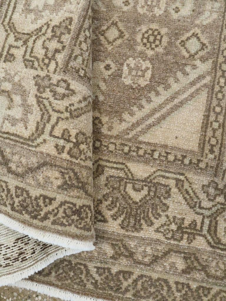 Galerie Shabab Collection Mitte des 20. Jahrhunderts Persischer Malayer Wurfteppich im Angebot 2