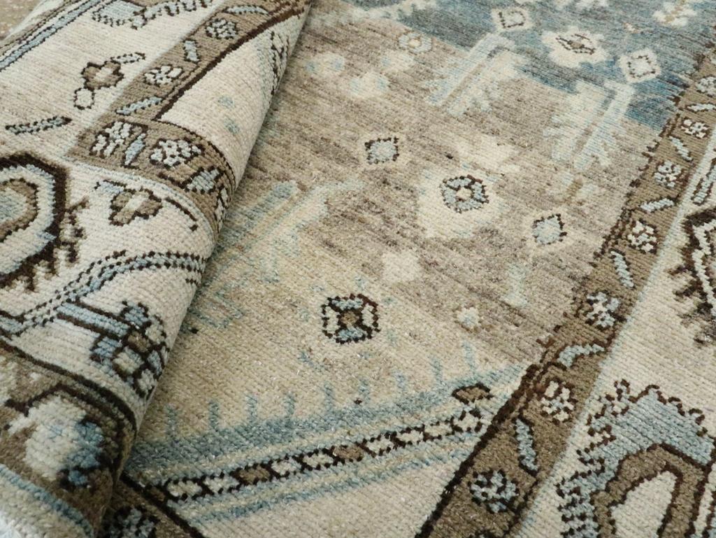 Galerie Shabab Collection Mitte des 20. Jahrhunderts Persischer Malayer Wurfteppich im Angebot 2