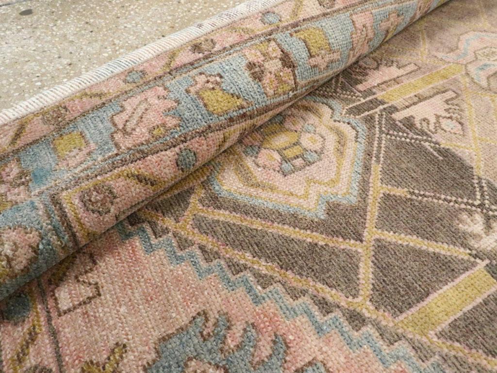 Galerie Shabab Collection Tappeto da lancio persiano Malayer della metà del XX secolo in vendita 1