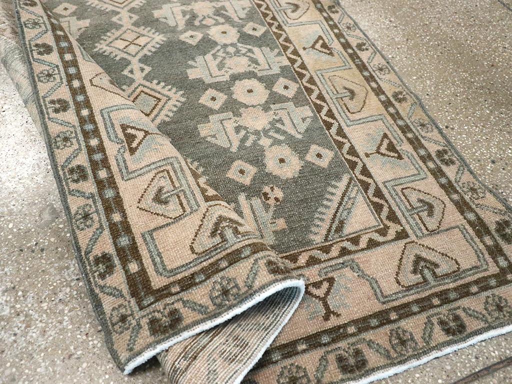 Galerie Shabab Collection Mitte des 20. Jahrhunderts Persischer Malayer Wurfteppich im Angebot 2