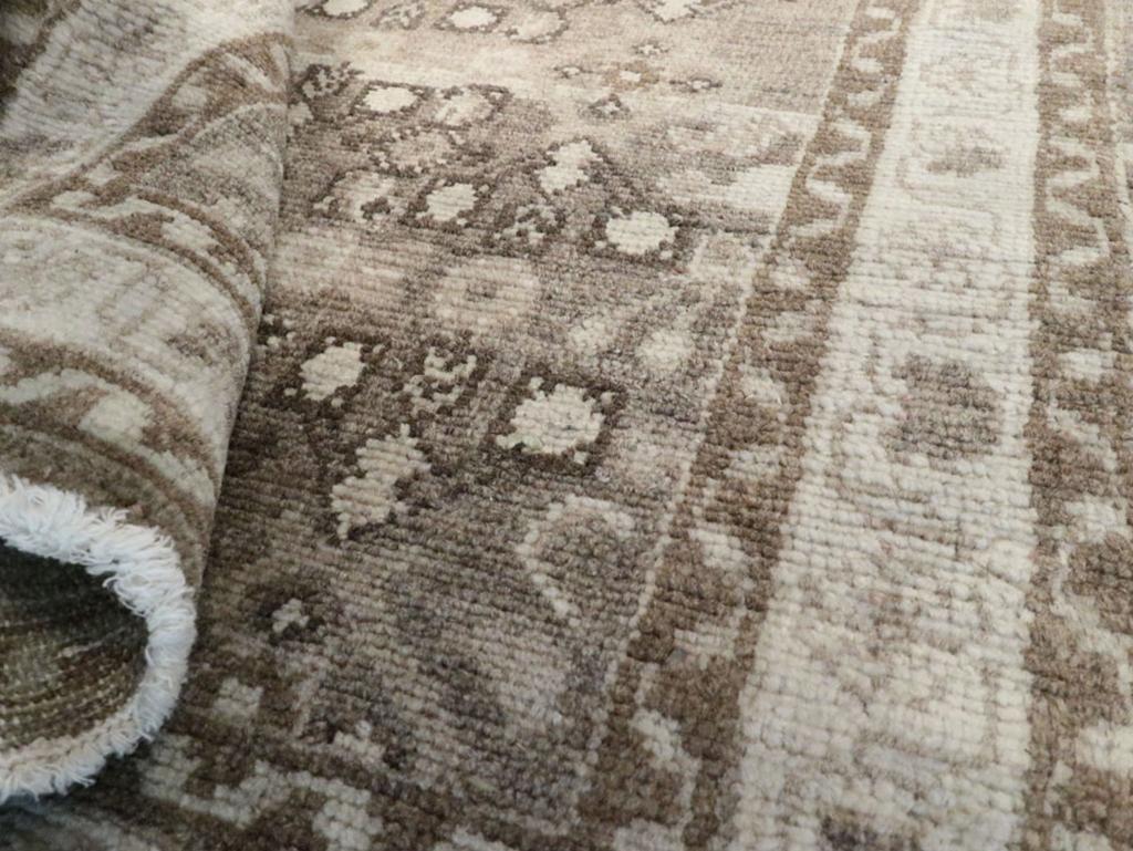 Galerie Shabab Collection Tappeto da lancio persiano Malayer della metà del XX secolo in vendita 1