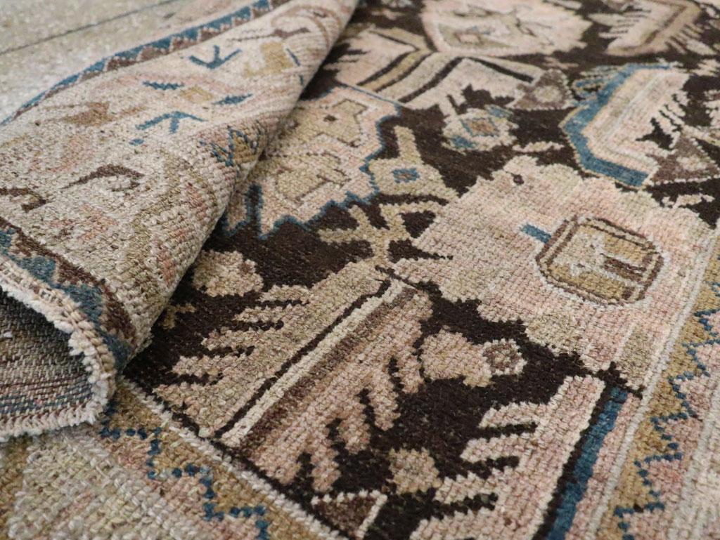 Galerie Shabab Collection Mitte des 20. Jahrhunderts Persischer Malayer Wurfteppich im Angebot 3