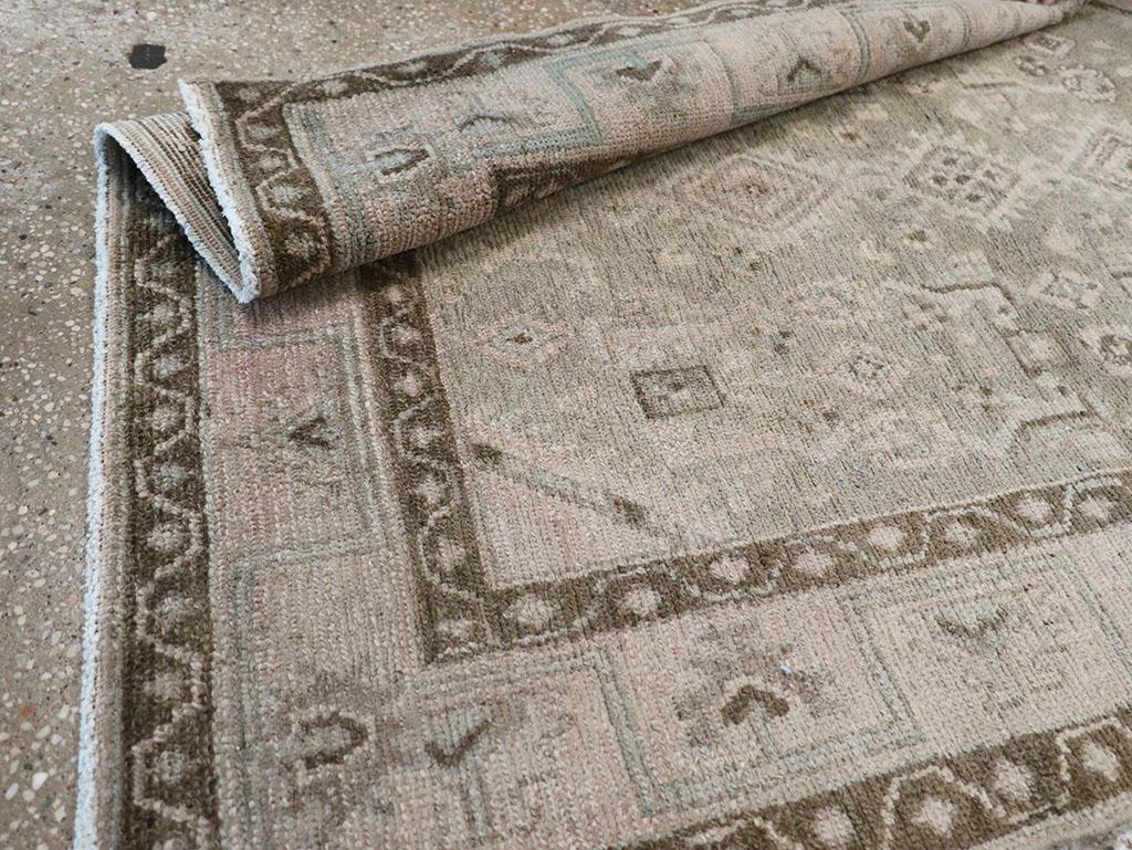 Galerie Shabab Collection Mitte des 20. Jahrhunderts Persischer Malayer Wurfteppich im Angebot 3