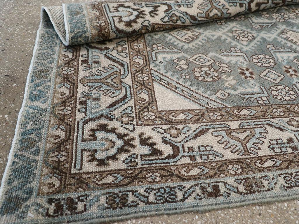 Galerie Shabab Collection Tappeto da lancio persiano Malayer della metà del XX secolo in vendita 2