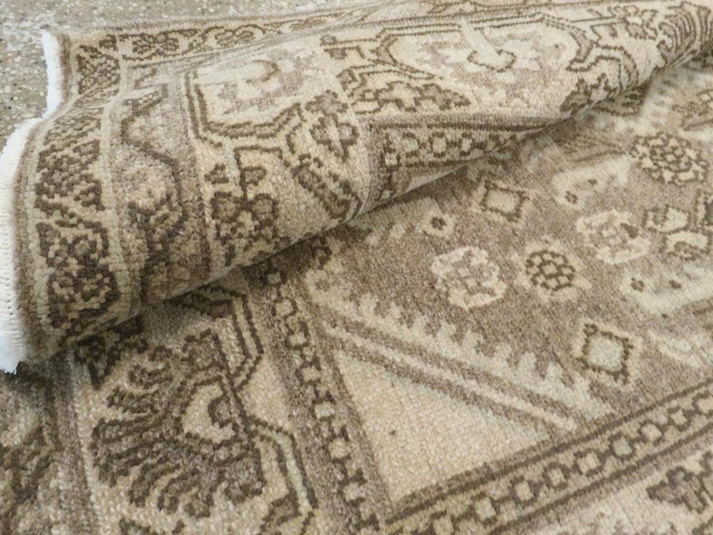 Galerie Shabab Collection Mitte des 20. Jahrhunderts Persischer Malayer Wurfteppich im Angebot 3