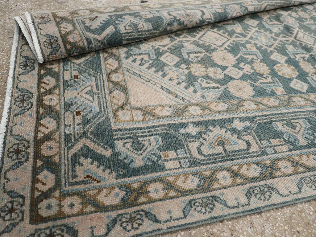 Galerie Shabab Collection Mitte des 20. Jahrhunderts Persischer Malayer Wurfteppich im Angebot 3